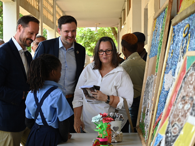 Children at the school in the Costa do Sol outside Maputo showed the Crown Prince and Dag-Inge Ulstein items they made out of plastic from the beach. Photo: Sven Gj. Gjeruldsen, The Royal Court